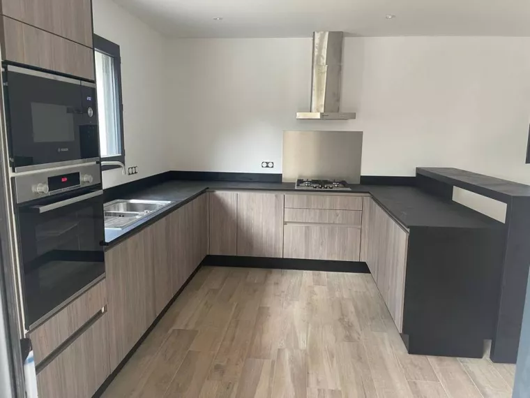 Installer une cuisine tout équipée en chêne naturel dans un appartement familial haussmannien, Ghisonaccia, Kitchen Family by AMP